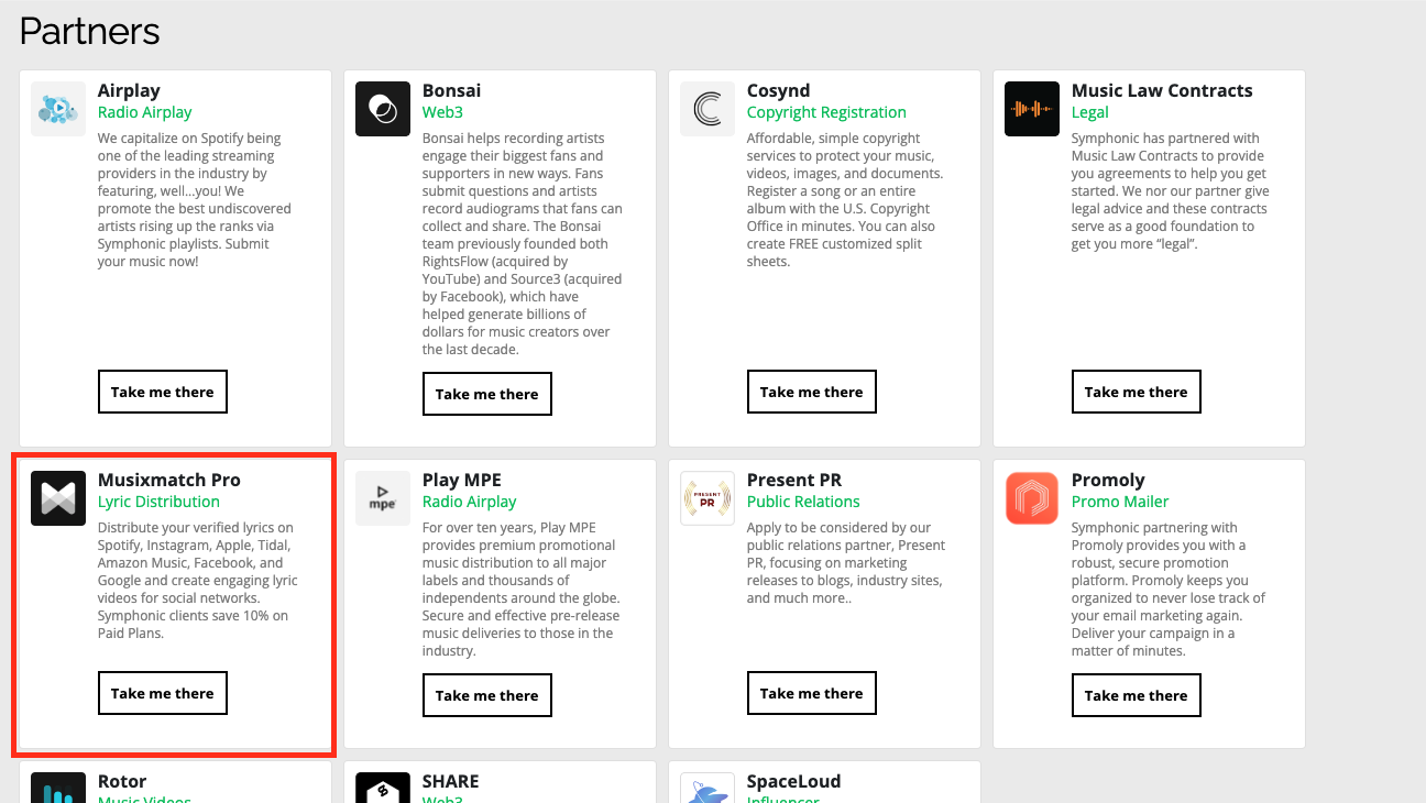 Una cuadrícula de descripciones de servicios partners en un sitio web, con el recuadro de “Musixmatch Pro” resaltado en rojo. Los recuadros muestran breves resúmenes de servicios, mencionan letras en Spotify e incluyen botones de “Take me there”.